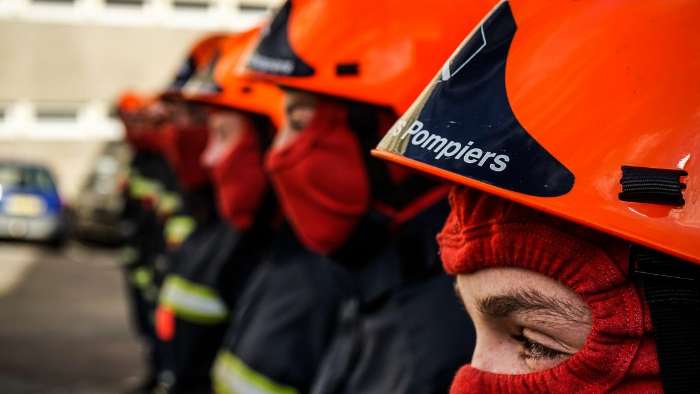 Jeunes sapeurs-pompiers casqués alignés